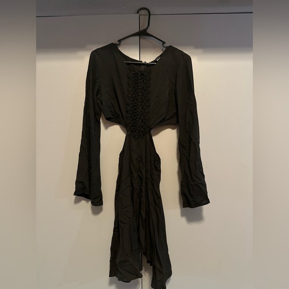 Forever 21 - Elegant Black Dress With Mid Cutout & Bishop Sleeves - Picture 1 of 12